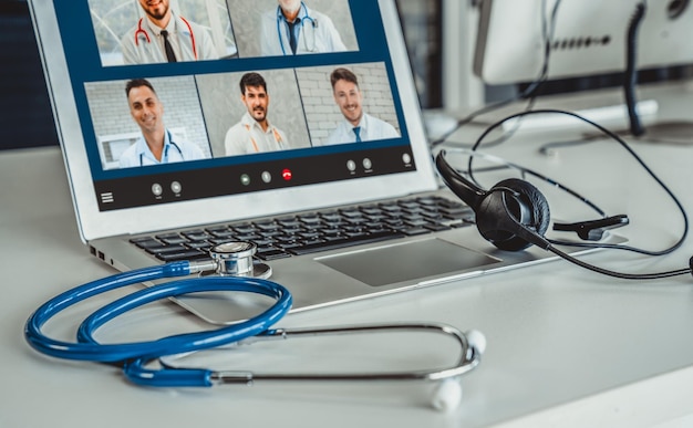 Zdjęcie usługa telemedyczna online rozmowa wideo dla lekarza, aby aktywnie rozmawiać z pacjentem