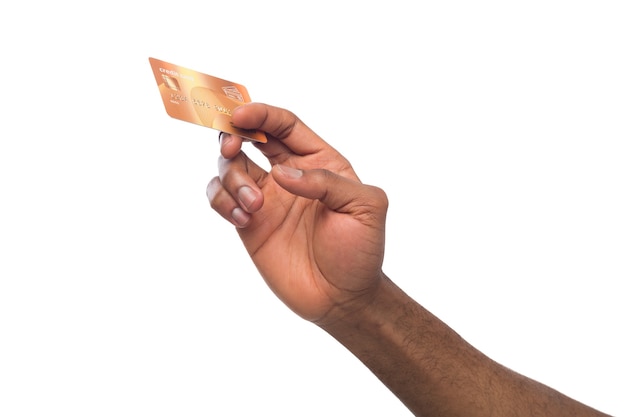 Usługi bankowe. Czarna męska ręka trzyma plastikową kartę kredytową na białym tle studio na białym tle, miejsce, wyłącznik