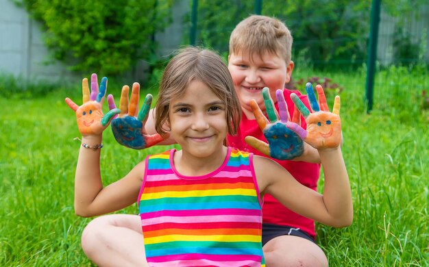 Uśmiech na rękach rysującego dziecka Selektywna ostrość Kid