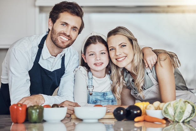 Uśmiech portretowy lub dziewczyna gotująca jako szczęśliwa rodzina w domowej kuchni z ekologicznymi warzywami na wegańskim obiedzie Matka ojciec lub dziecko uwielbiają wiązać się lub pomagać w zdrowej diecie dla rozwoju