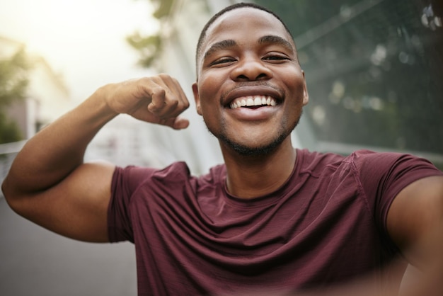 Uśmiech selfie i zgięcie ramion fitness czarnego sportowca gotowego do biegania i ćwiczeń Trening portret mężczyzny szczęśliwego i biegacza z motywacją do sportowego dobrego samopoczucia i zdrowia mięśni