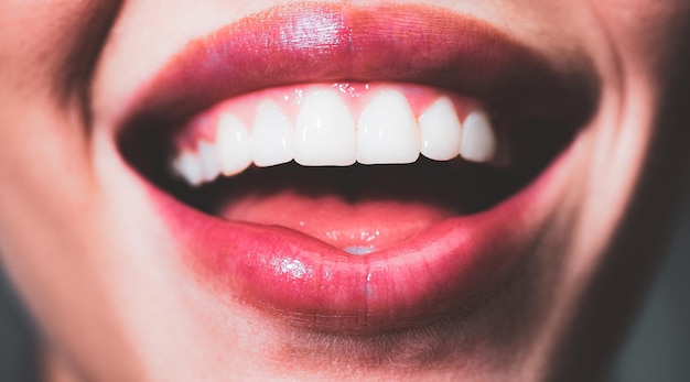 Uśmiech zęby uśmiechnięta kobieta usta z pięknymi zębami zbliżenie zdrowe białe zęby zbliżenie uśmiech z...