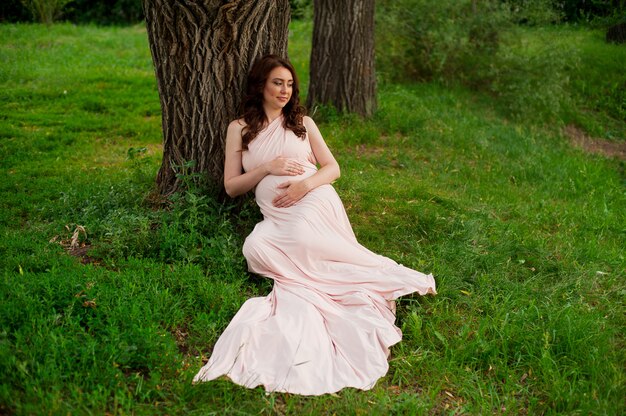 Uśmiechający się kobieta w ciąży 25-29 roku życia odpoczynku nad jeziorem. Macierzyństwo. Macierzyństwo