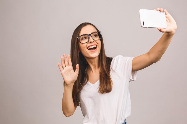 Uśmiechający Się ładny Młoda Kobieta Co Selfie Zdjęcie Na Smartfonie