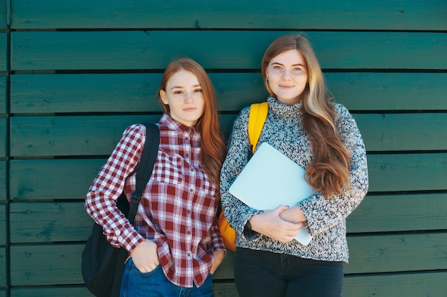 Uśmiechający się studenci