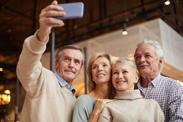 Uśmiechanie Się Do Wspólnego Selfie