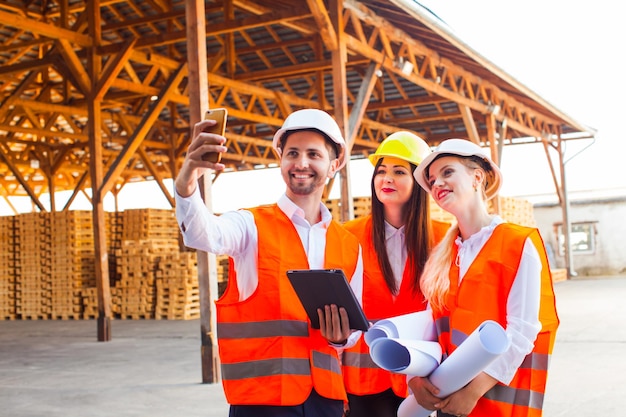 Uśmiechnięci Inżynierowie Robiący Selfie Na Placu Budowy Udana Koncepcja Pracy Zespołowej