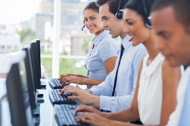 Uśmiechnięci Pracownicy Call Center Pracujący Na Komputerach