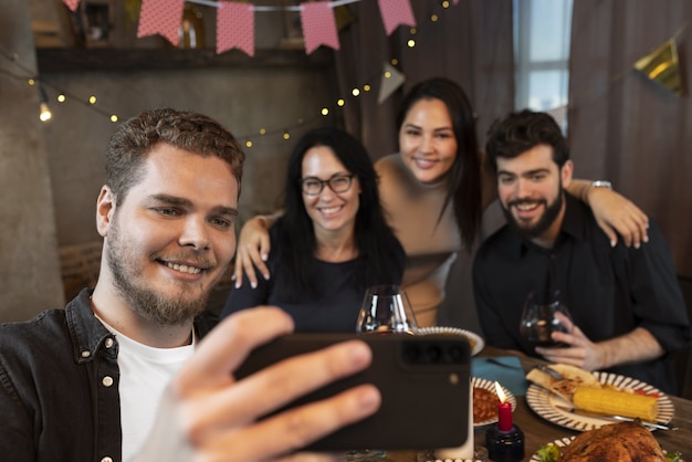 Uśmiechnięci przyjaciele z widokiem z przodu robiący selfie