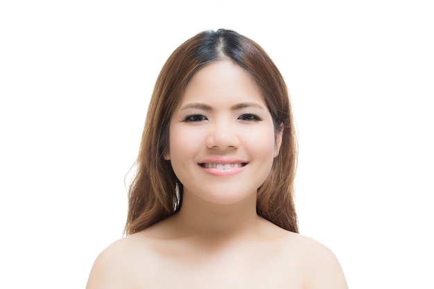 Uśmiechnięta azjatycka kobieta na białym tle