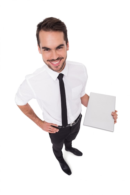 Uśmiechnięta biznesmen pozycja i mienie laptop