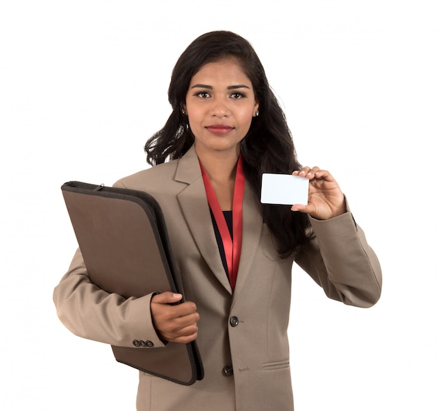 Uśmiechnięta biznesowa kobieta trzyma pustą wizytówkę lub dowód osobisty nad biel przestrzenią