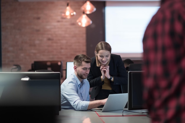 Uśmiechnięta bizneswoman doświadczona w pracy nad projektem biznesowym coachingiem coaching man coworker proszę