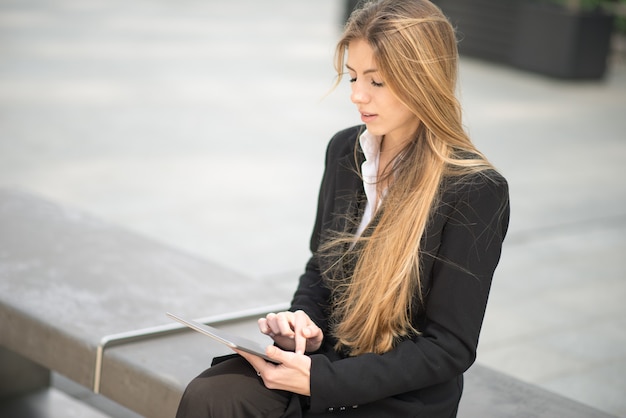 Uśmiechnięta Bizneswoman Korzystająca Z Cyfrowego Tabletu Na Zewnątrz