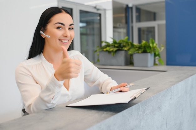 Uśmiechnięta bizneswoman w recepcji