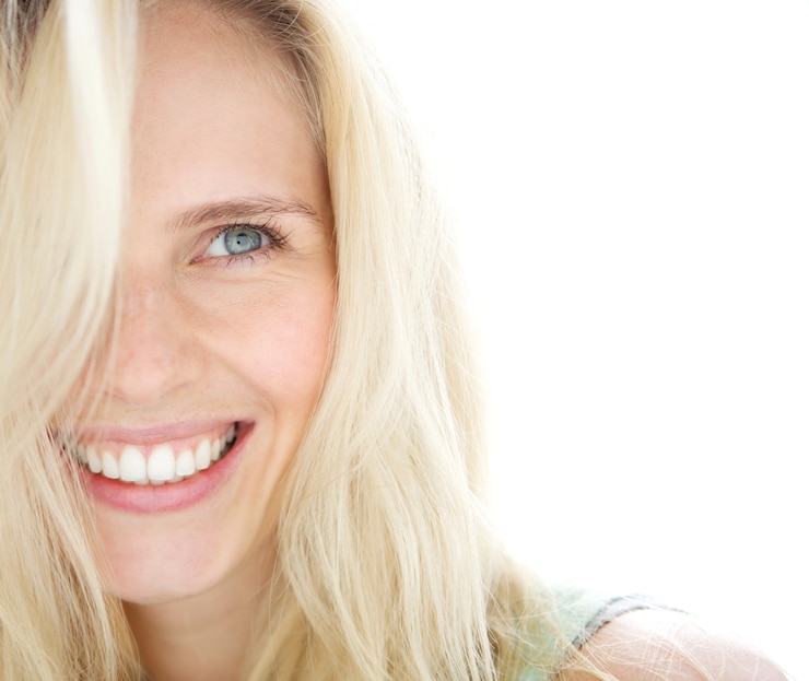 Zdjęcie uśmiechnięta blond kobieta