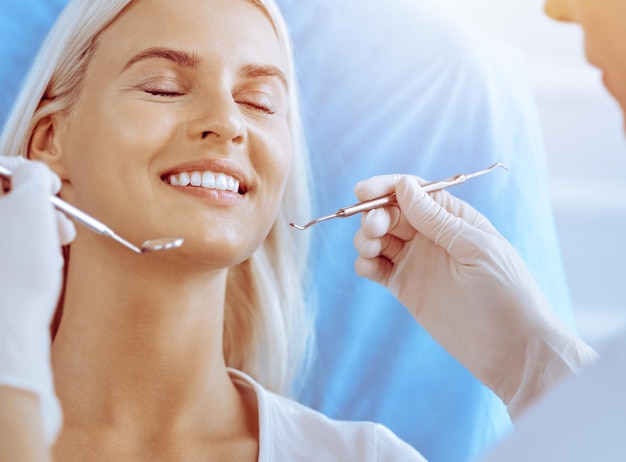 Uśmiechnięta Blondynka Zbadana Przez Dentystę W Klinice Dentystycznej Zdrowe Zęby W Koncepcji Medycyny