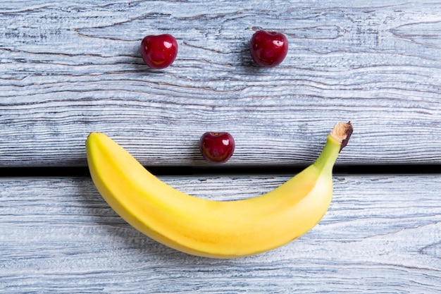 Uśmiechnięta buźka z owoców banana i wiśni podnoszą energię i poprawiają zdrowie najlepsze składniki dla ...