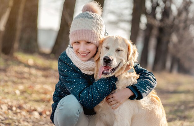 Uśmiechnięta dziewczyna cuddling ślicznego psa