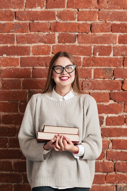 Uśmiechnięta dziewczyna studentka z książkami