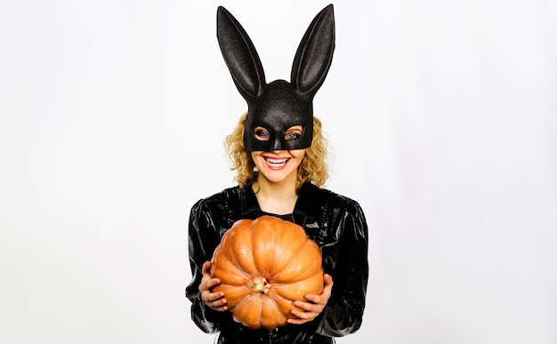 Uśmiechnięta Dziewczyna Z Dynią W Czarnej Masce Króliczka Halloween Party Girl With Jackolantern Październik