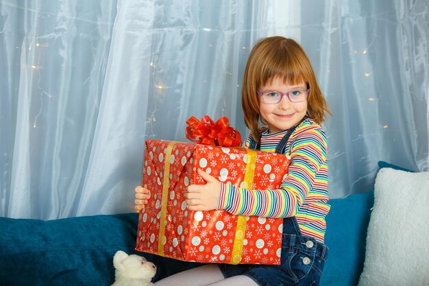 Zdjęcie uśmiechnięta dziewczyna z prezentem