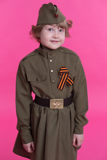 Uśmiechnięta dziewczynka w mundurze żołnierzy