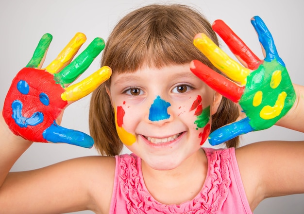 Uśmiechnięta Dziewczynka Z Rękami Pomalowanymi Kolorowymi Farbami