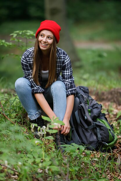 Uśmiechnięta kaukaska nastoletnia hipsterka siedząca
