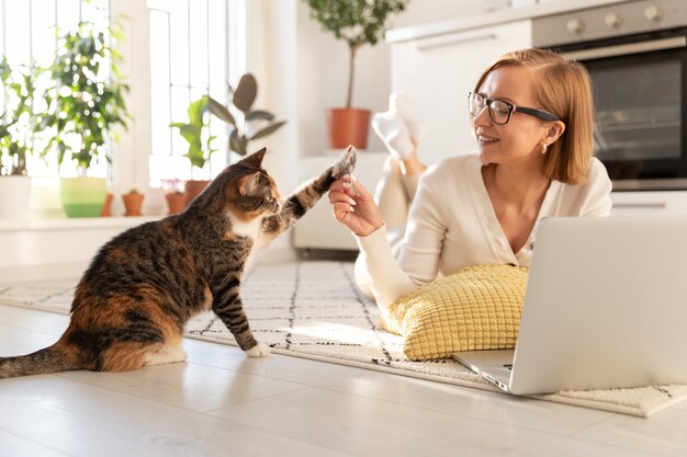 Uśmiechnięta Kobieta Freelancer Leżąca Na Dywanie W Salonie