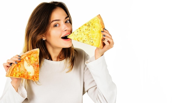 Uśmiechnięta kobieta je pizzy głodna dziewczyna z dwoma plasterkami pizzy przekąska fast food dostawa pizzeria