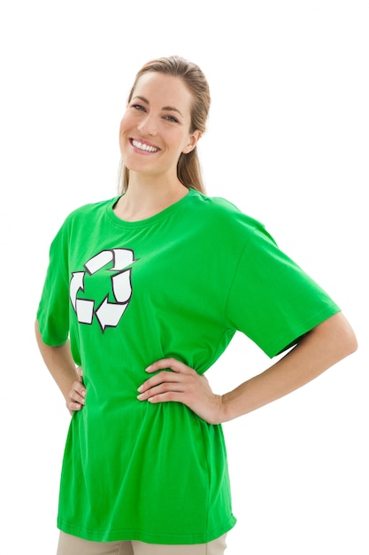 Uśmiechnięta kobieta jest ubranym symbol recyklingu t-shirt