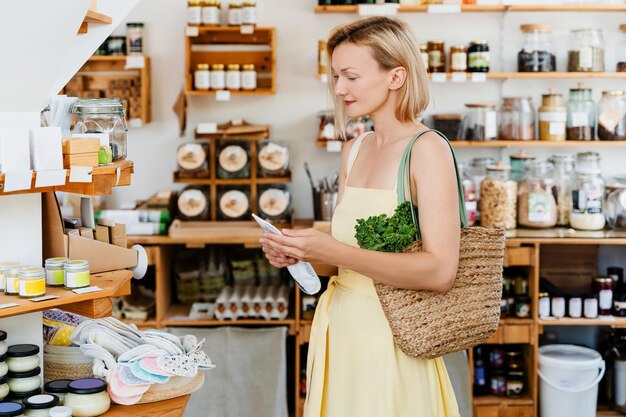 Zdjęcie uśmiechnięta kobieta kupująca produkty higieny osobiste w sklepie zero odpadów