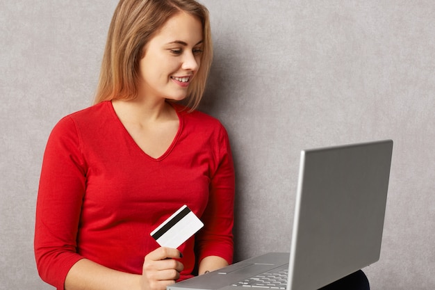 Uśmiechnięta Kobieta Kupuje Dobrze W Sklepie Internetowym, Używa Karty Kredytowej I Laptopa, Robi Zakupy Online