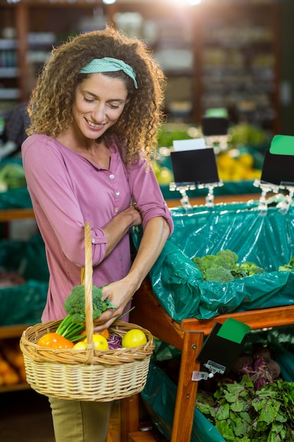 Uśmiechnięta Kobieta Kupuje Warzywa W Organicznie Sekci