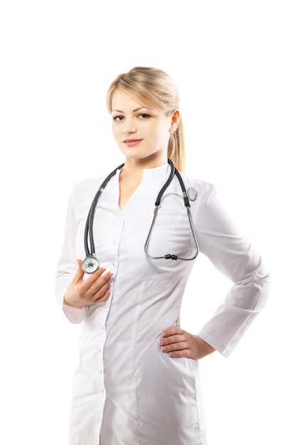 Uśmiechnięta kobieta lekarz ze stetoskopem Izolowana na białym tle