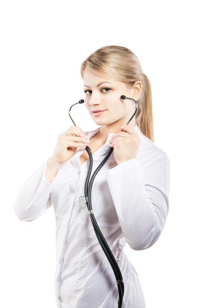 Uśmiechnięta kobieta lekarz ze stetoskopem Izolowana na białym tle