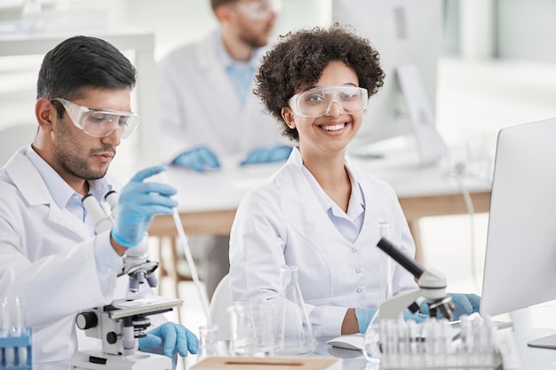 Uśmiechnięta kobieta-naukowiec w miejscu pracy w laboratorium