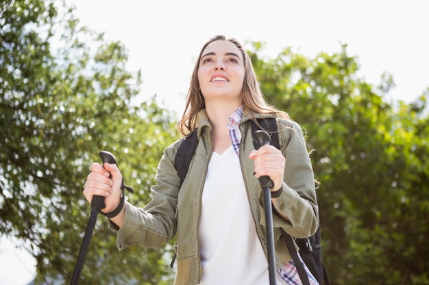 Uśmiechnięta kobieta Nordic Walking