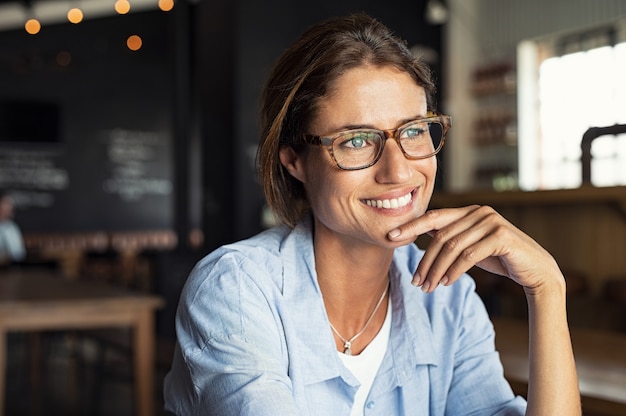 Uśmiechnięta kobieta nosi okulary