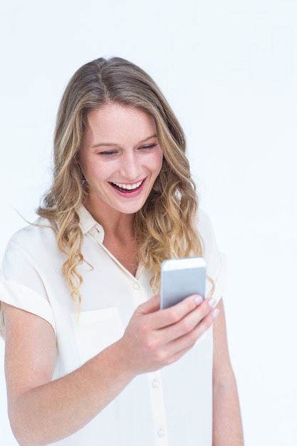 Uśmiechnięta kobieta texting z jej smartphone