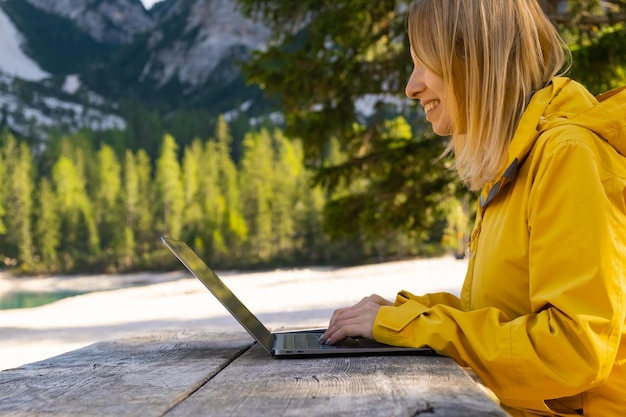 Uśmiechnięta Kobieta Używająca Laptopa Z Niesamowitym Widokiem Na Góry