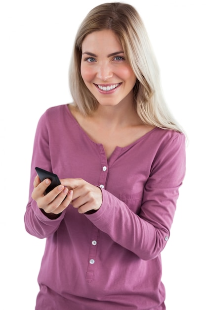 Uśmiechnięta kobieta wysyła wiadomość tekstową