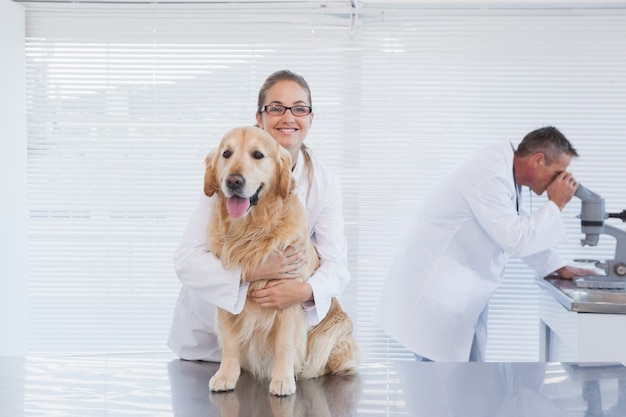 Uśmiechnięta lekarka trzyma labradora