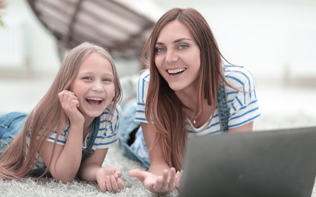 Uśmiechnięta mama i córka spędzają razem wolny czas