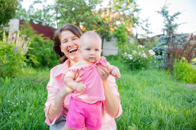 Uśmiechnięta Mama I Mała Blondynka Bawią Się Na świeżym Powietrzu W Ogrodzie Na Zewnątrz Szczęśliwa Rodzina