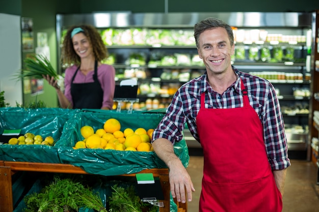 Uśmiechnięta męska pięcioliniowa pozycja w organicznie sekci