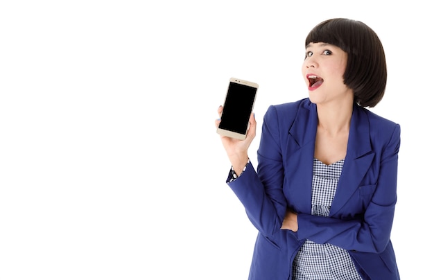 Uśmiechnięta młoda azjatycka bizneswoman w eleganckim stroju pokazująca nowoczesny telefon komórkowy z pustym czarnym ekranem na białym tle
