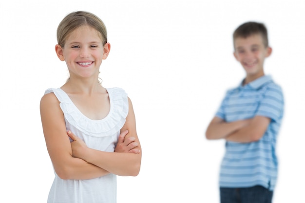 Uśmiechnięta młoda dziewczyna pozuje z jej bratem