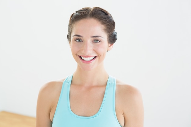 Uśmiechnięta młoda kobieta w niebieskich staników sportowych